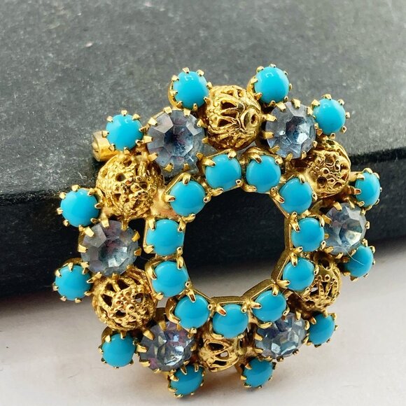 VINTAGE Blue, turquoise, and gold tone metal filigree wreath brooch ~ Boho pin - Picture 5 of 8